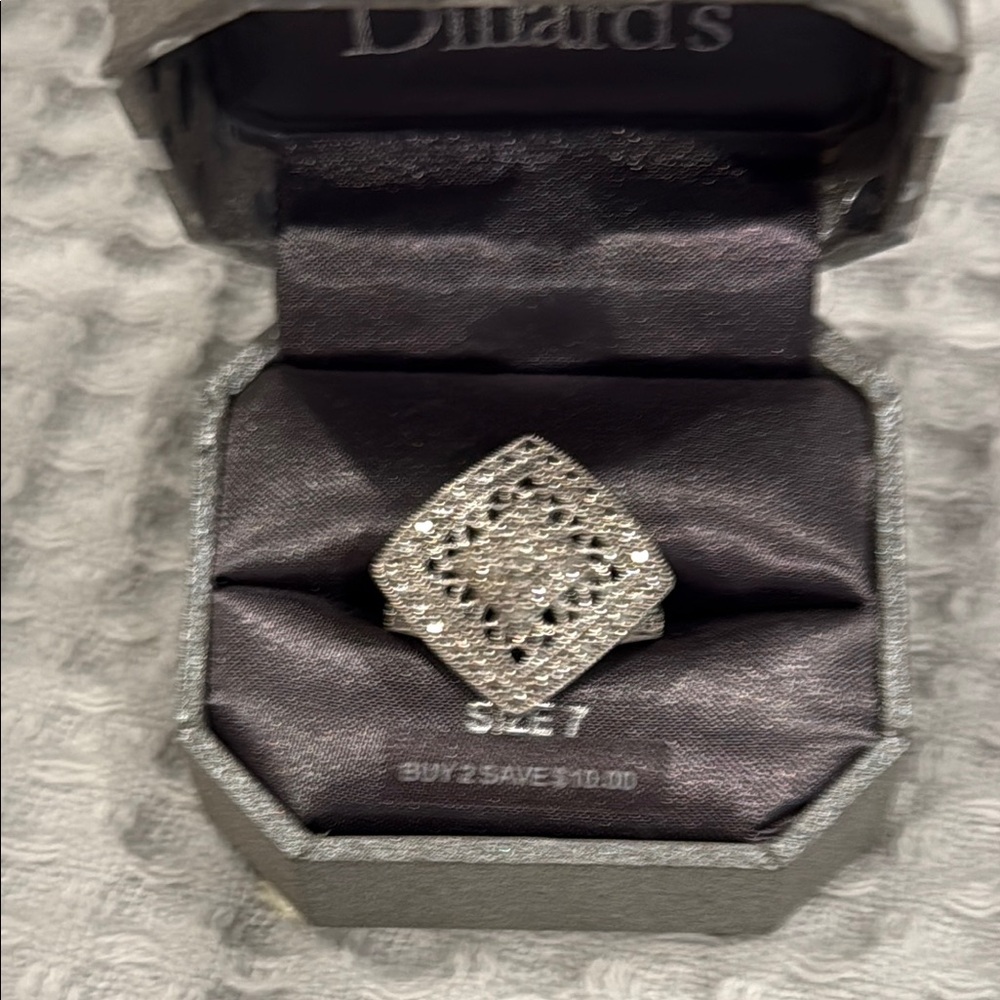 Size 7 Elegant Silver Ring with Intricate Design
